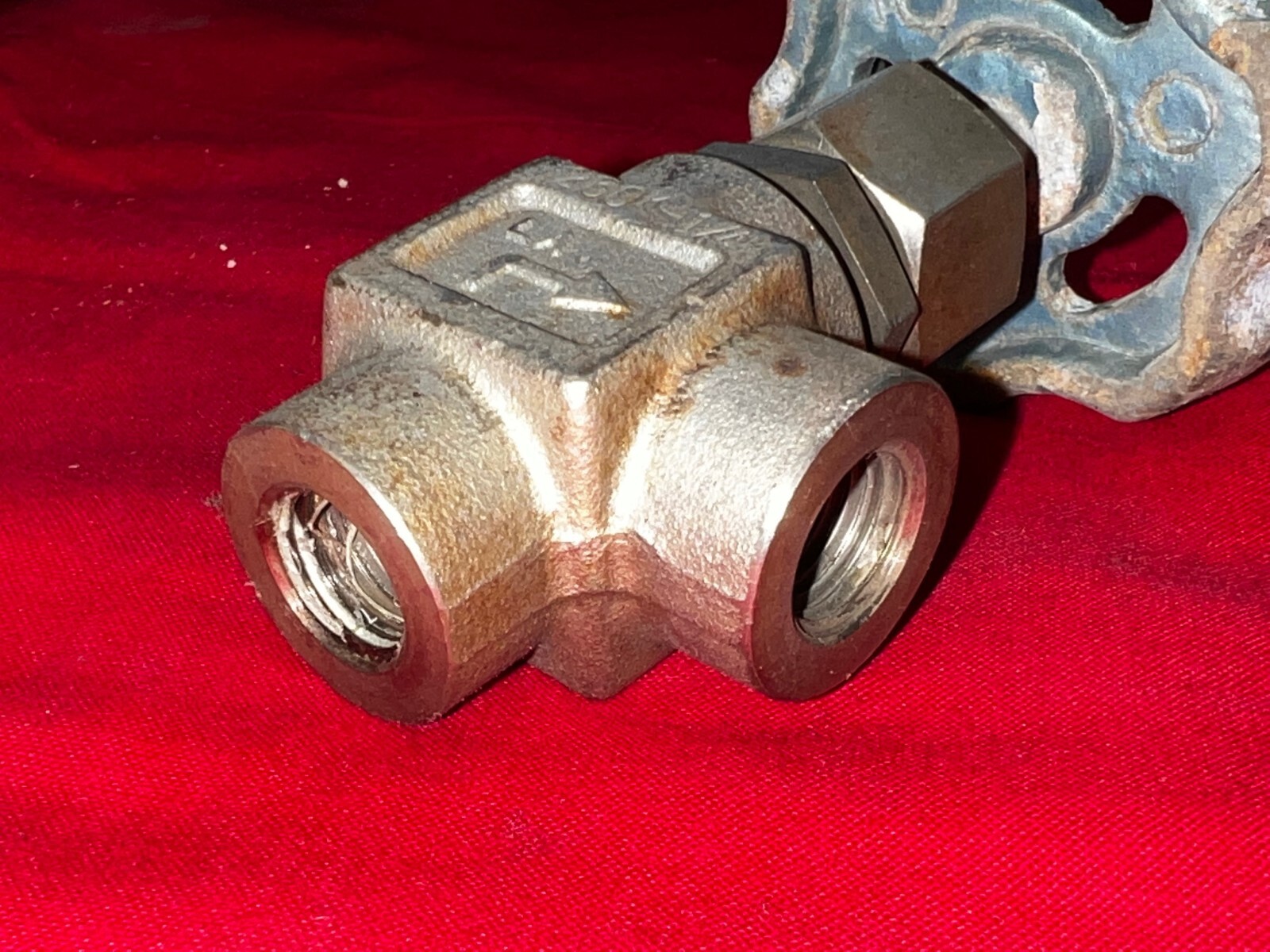 FUJIKIN NEEDLE VALVE 260K-1/4 1/4″ PORT 90° ANGLE 316 SS 2-1/4″ HANDLE DIA.
