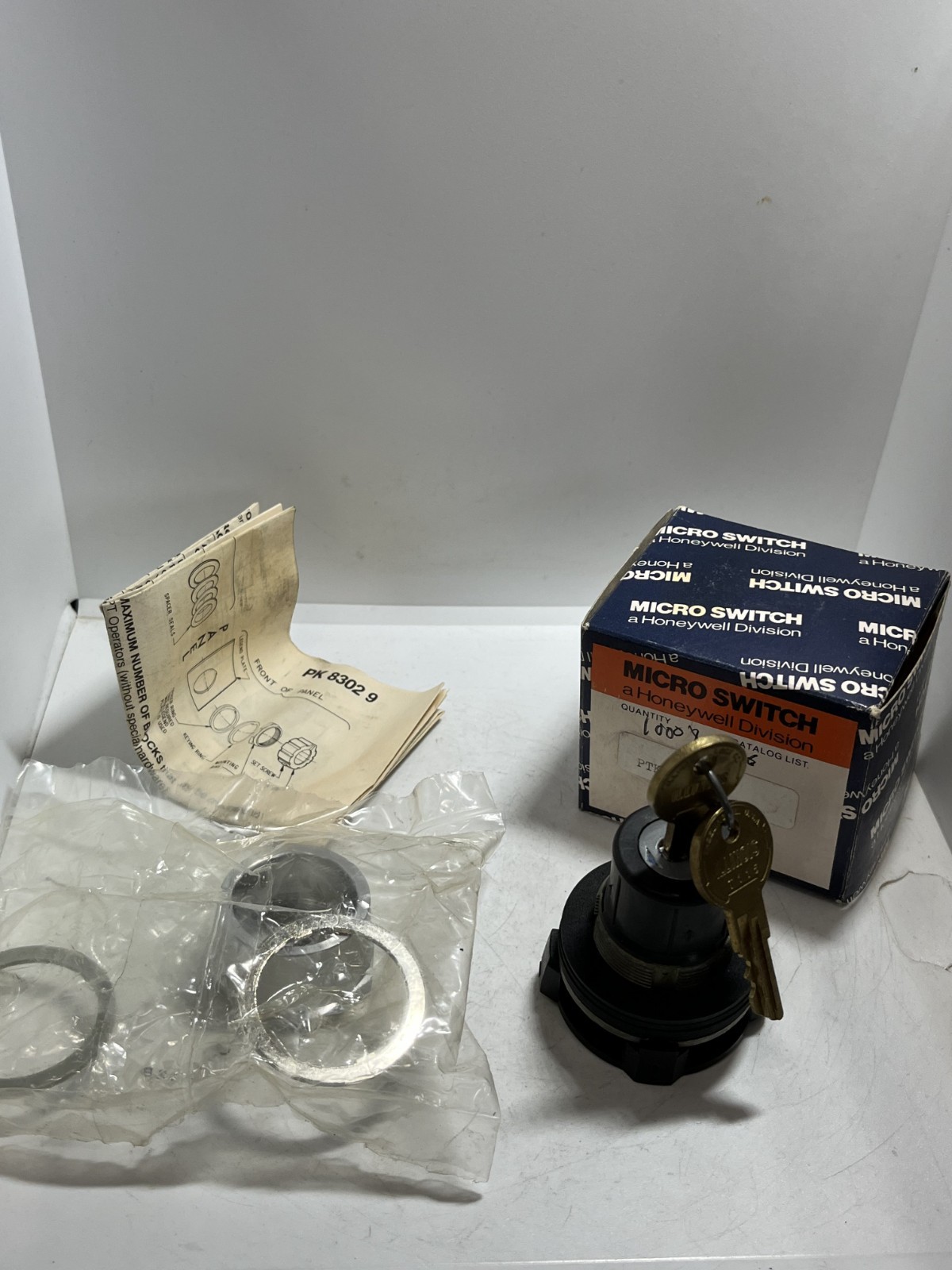 HONEYWELL PTKBC2242 MICRO SWITCH 2 POSITION KEY OPERATED NIB
