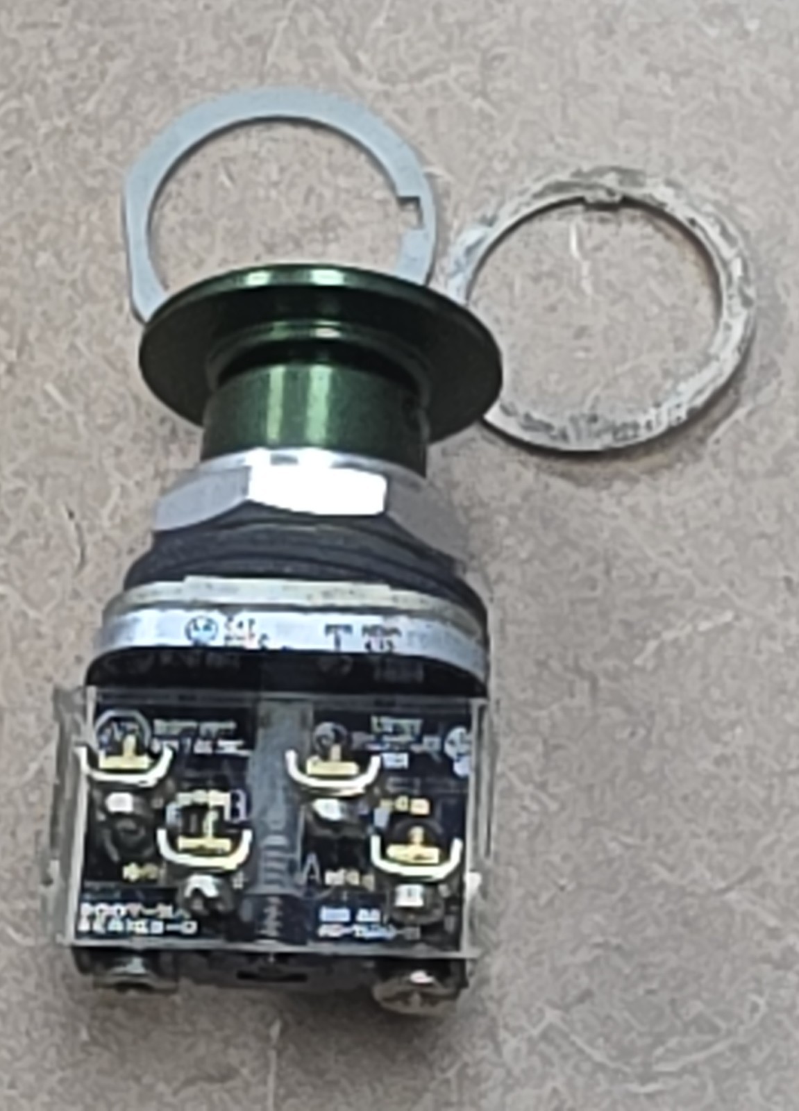 Allen-Bradley 800T-D1A NEMA 4/13 Push Button Mushroom Head Green