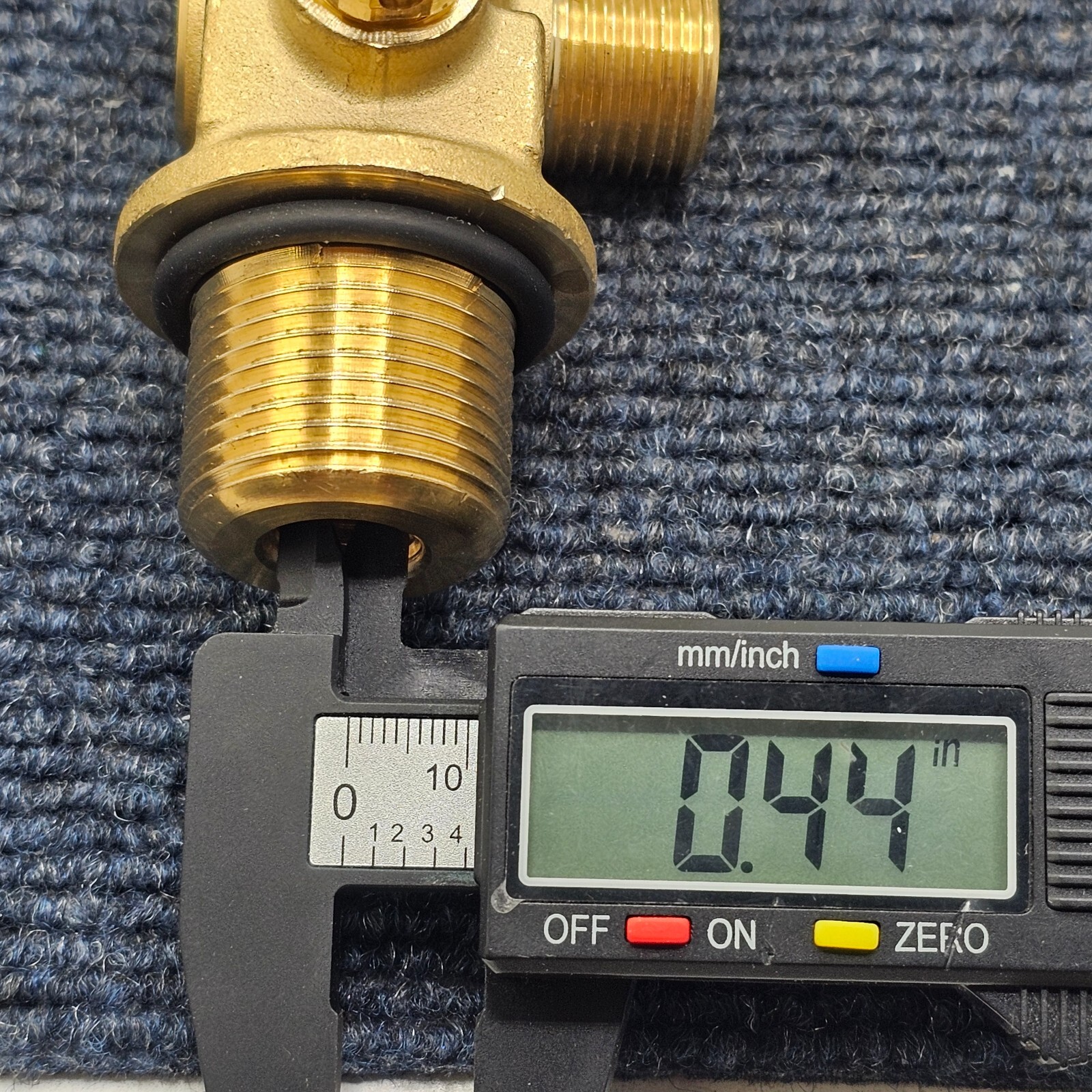 CAVAGNA CGA320R: ISO V-9, Y23-35 1.125″ 12 UNF Brass Cylinder Valve 3000PSI