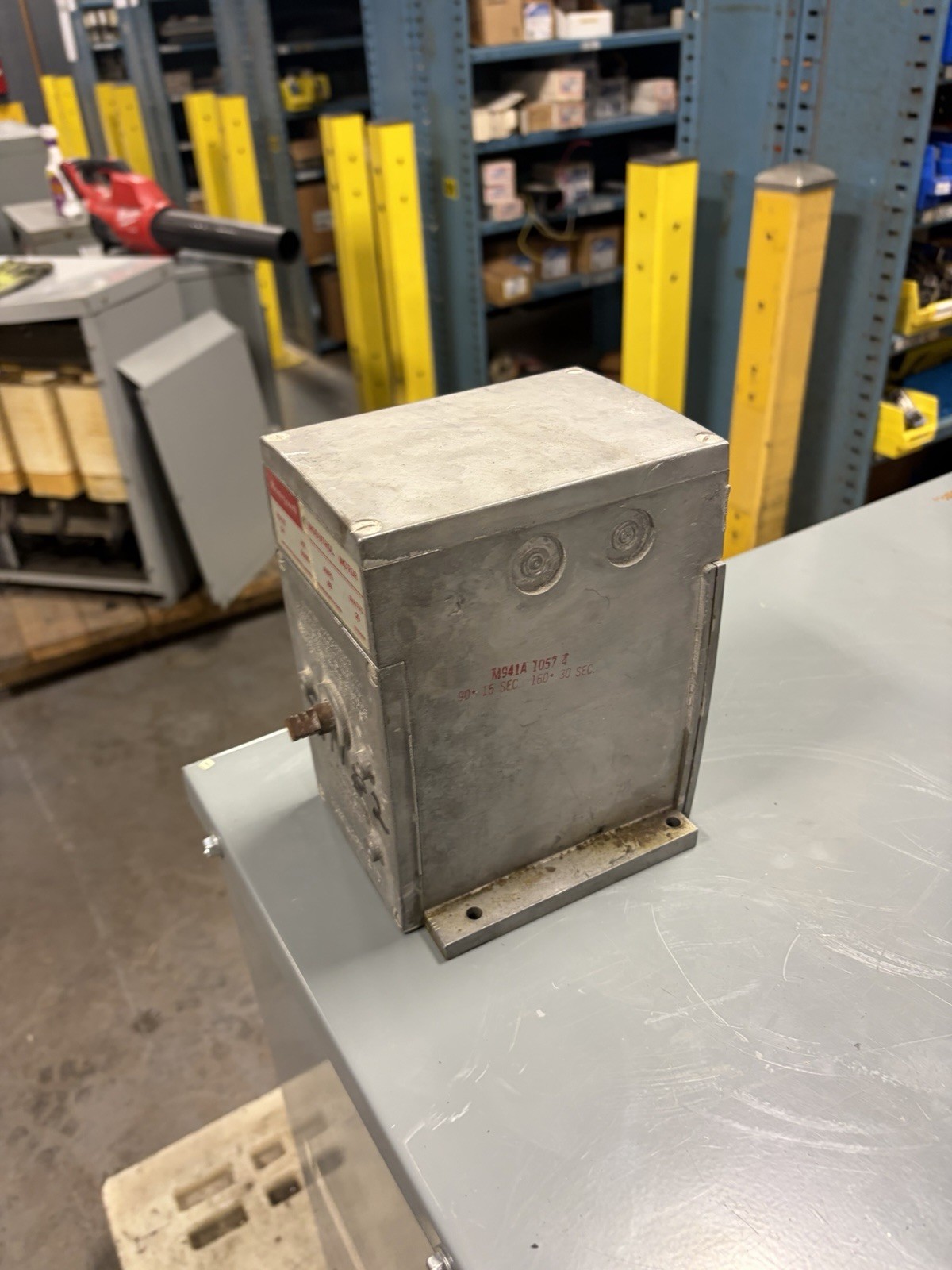 HONEYWELL M941A 1057 MODUTROL MOTOR 24V 50/60 HZ .88A 20W M941A10574 USED