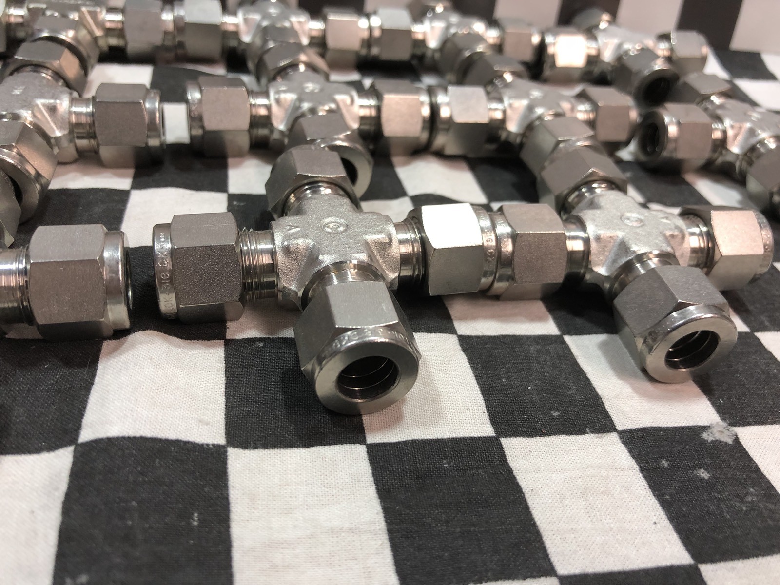 Lot Of 11 SWAGELOK SS-600-4, Union Cross 3/8″ TUBING, SHIPSAMEDAY#1373D9
