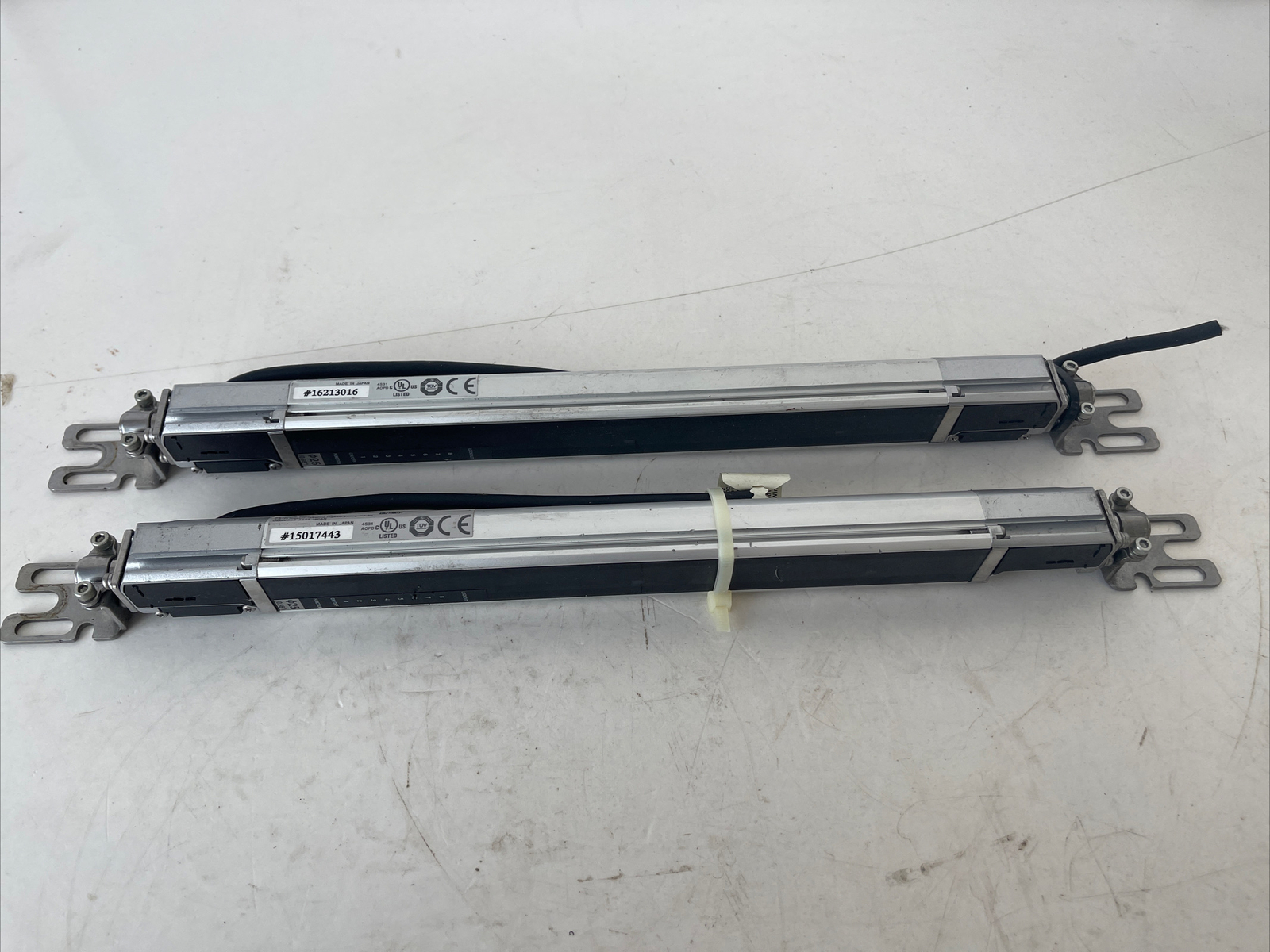 *PREOWNED* KEYENCE LIGHT CURTAIN RECEIVER SL-C16H-R 24Vdc 71mA SLC16HR *WARRANTY