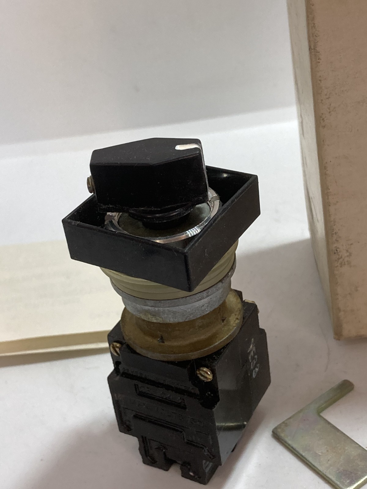GE CR104MB22222 SELECTOR SWITCH 3 POS SPR RET FROM LEFT MAIN R 2NO/2NC NIB