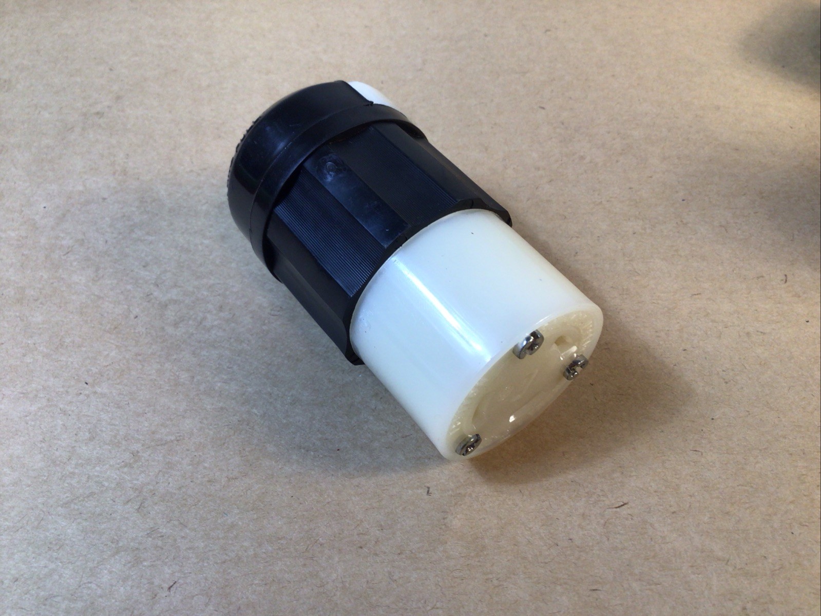 New HUBBELL HBL2643 TWIST-LOCK Plug 30A NEMA L8-30R