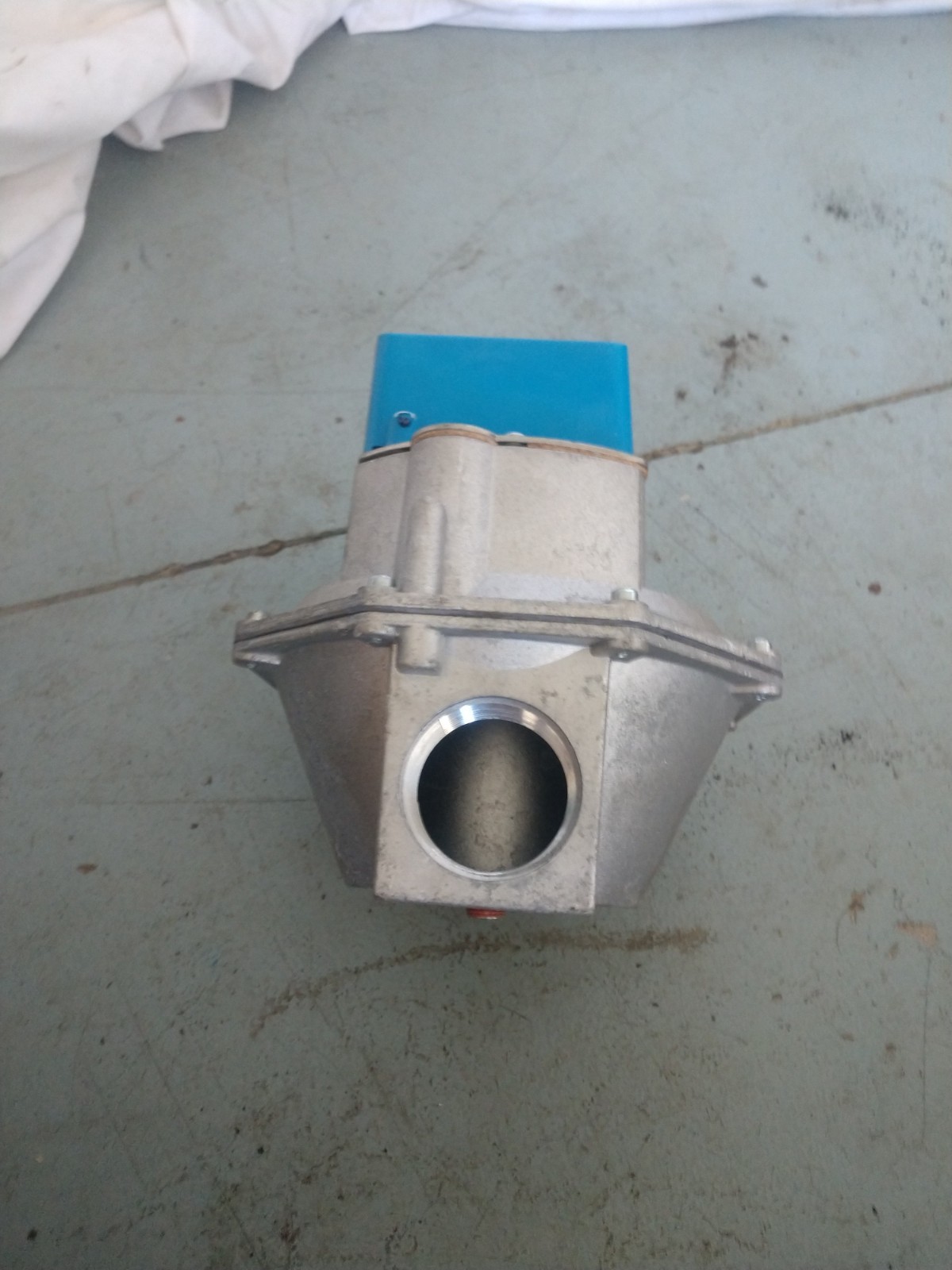 Honeywell V8943A1020 Diaphragm Gas Valve 24 Vac 1-1/4 inch BRAND NEW NOS