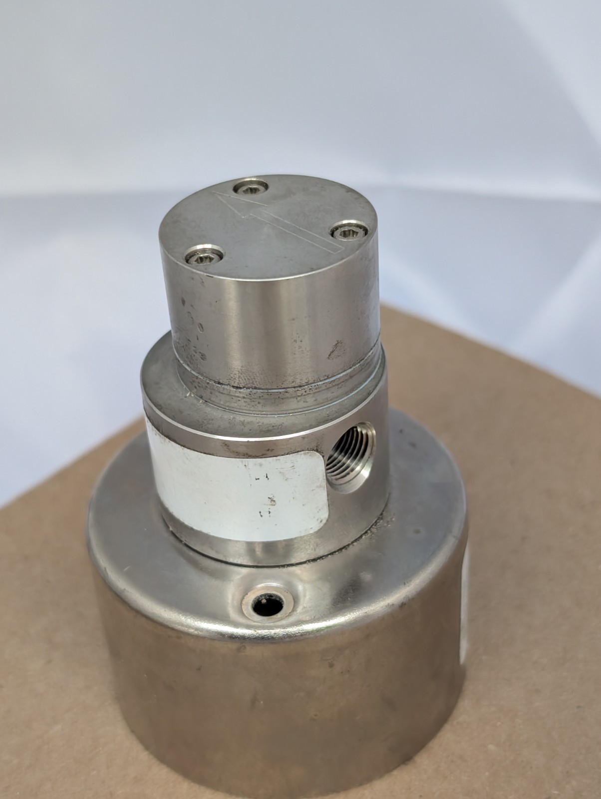Micropump GJ series magnetic drive gear pump, #040, 1/8″ -27 NPT ports