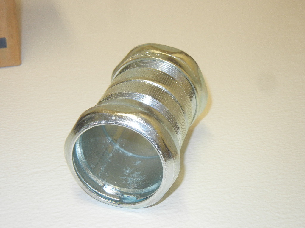 BOX OF 5 EGS 6150S NEW 1 1/2″ GLAND COMPRESSION TYPE EMT COUPLINGS 6150S