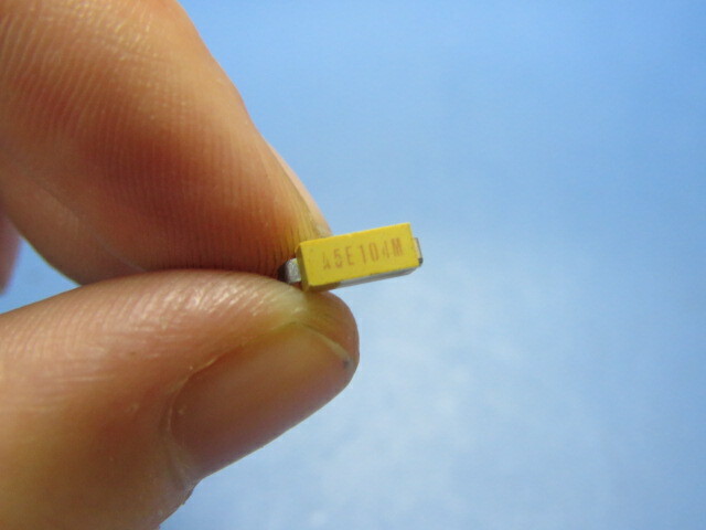 AVX MD015E104MAB Qty of 100 per Lot Multilayer Ceramic Capacitors MLCC Leaded