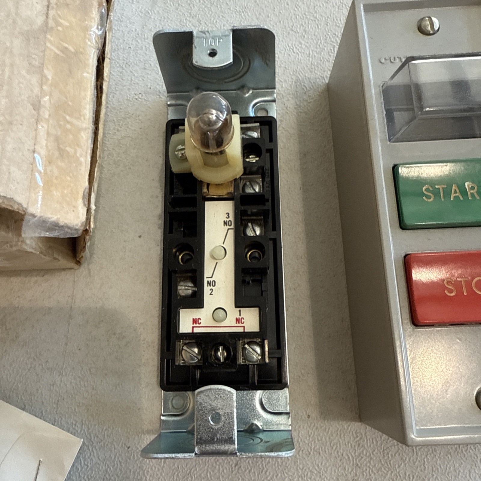 Cutler-Hammer 10250H5310A Push Button Control Station W/Lamp