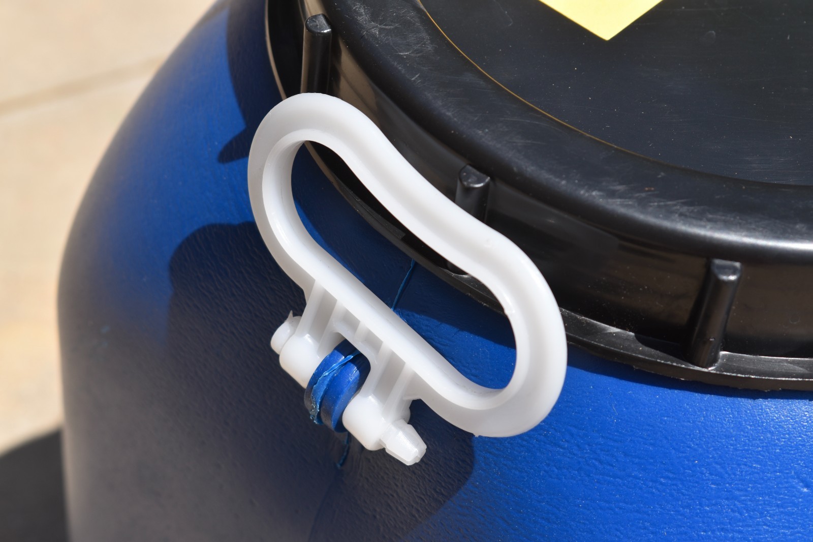8 GALLON STORAGE CONTAINER Barrel Drum Heavy Blue Plastic Screw Top Handles B98