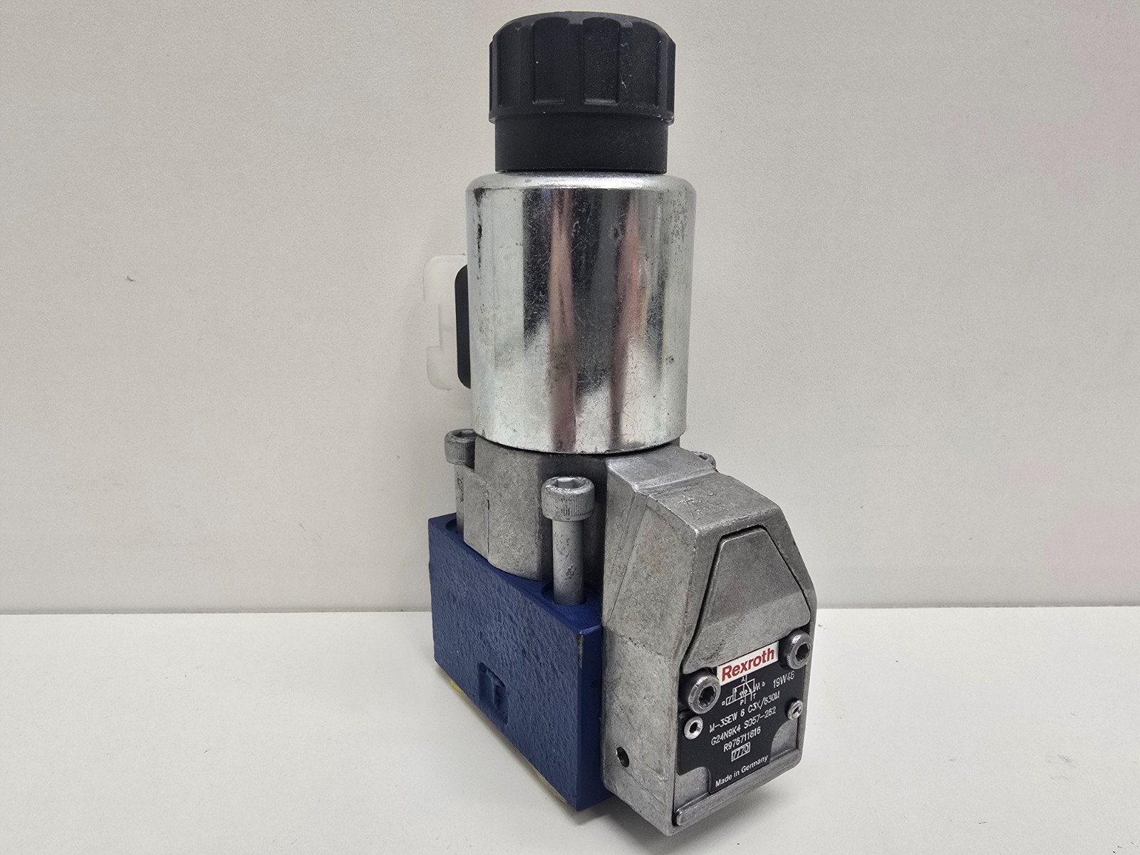 NEW OLD STOCK! REXROTH DIRECTIONAL VALVE M-3SEW6C3X/630M R976711816