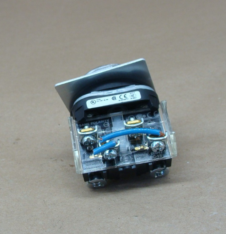 LOT OF 3 ALLEN BRADLEY GRAY FLUSH HEAD PUSH BUTTONS 800T-A4A SER T TYPE 4/13