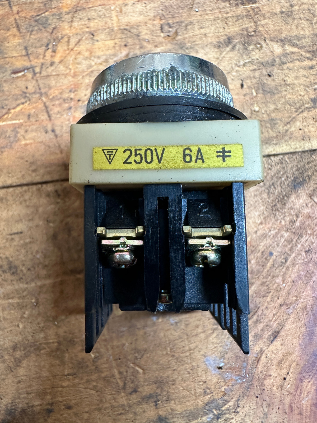 FUJI ELECTRIC AH25-F PUSHBUTTON MOMENTARY FLUSH ROUND HEAD RED 1 N.O.