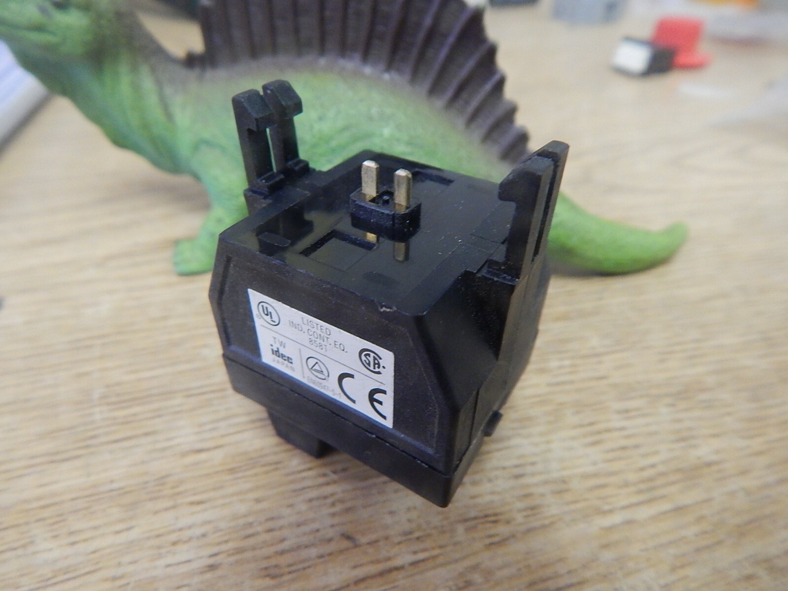 Idec 8581 S870 EN60947-5-1 120V 50-60Hz 6.3V 1W 6V 0.5W *FREE SHIPPING*