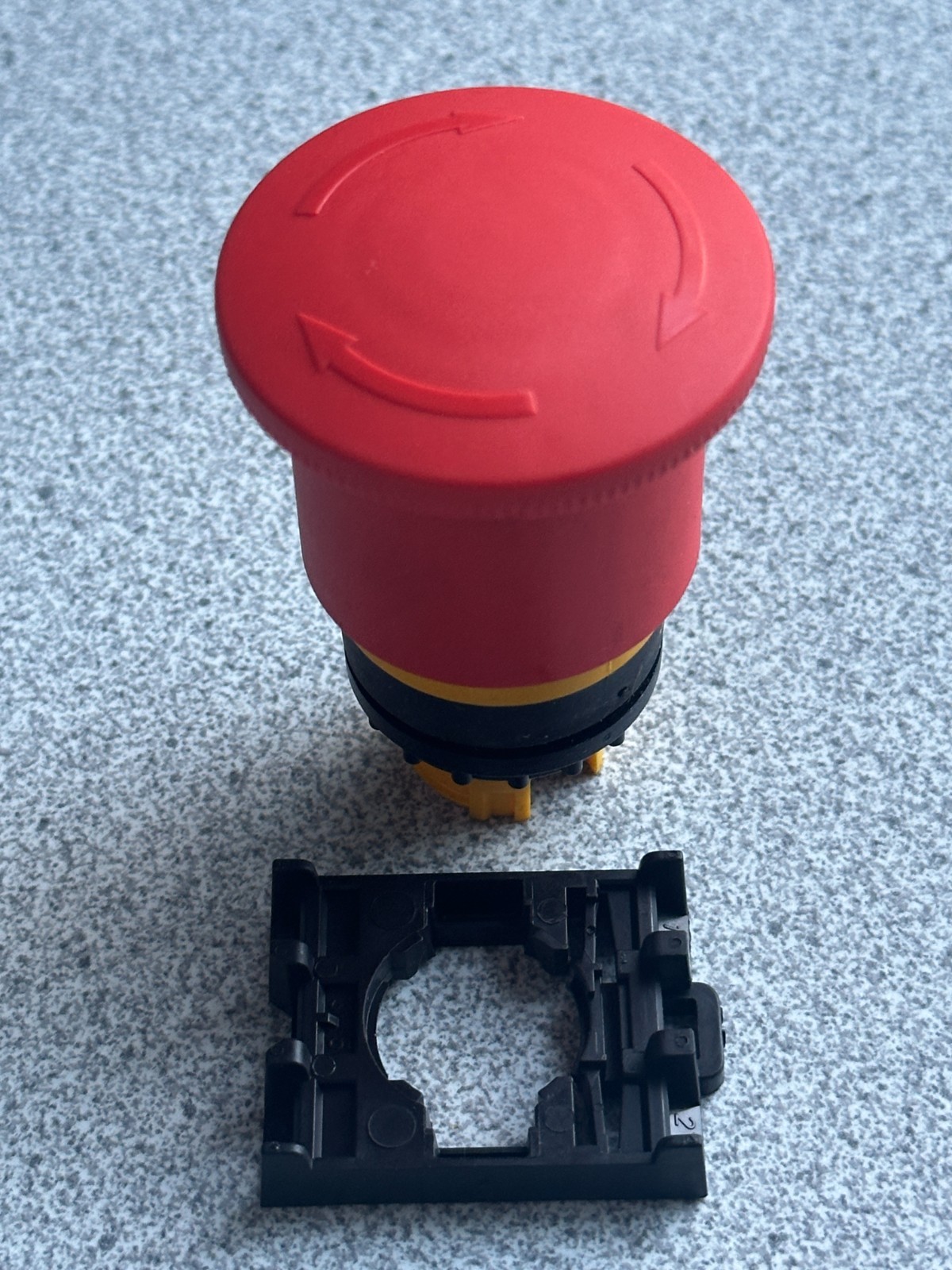 NEW EATON M22-PVT45P Twist Release Red Emergency STOP Pushbutton 22.5mm