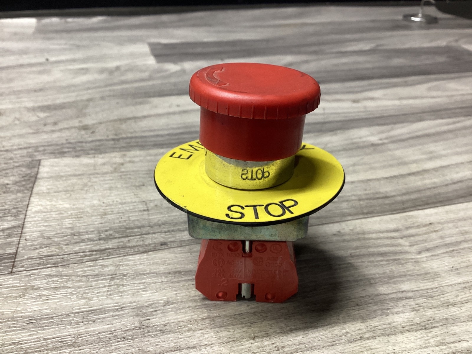 Red EMERGENCY STOP PUSH TWIST BUTTON ECX1030 #117N78