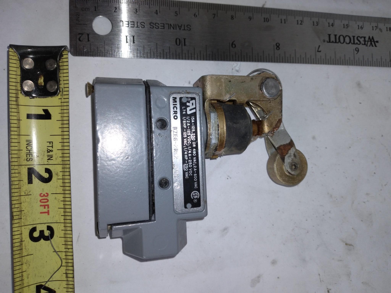 MICRO SWITCH BZE6-2RN2 9052 125-480VAC 125-250VDC