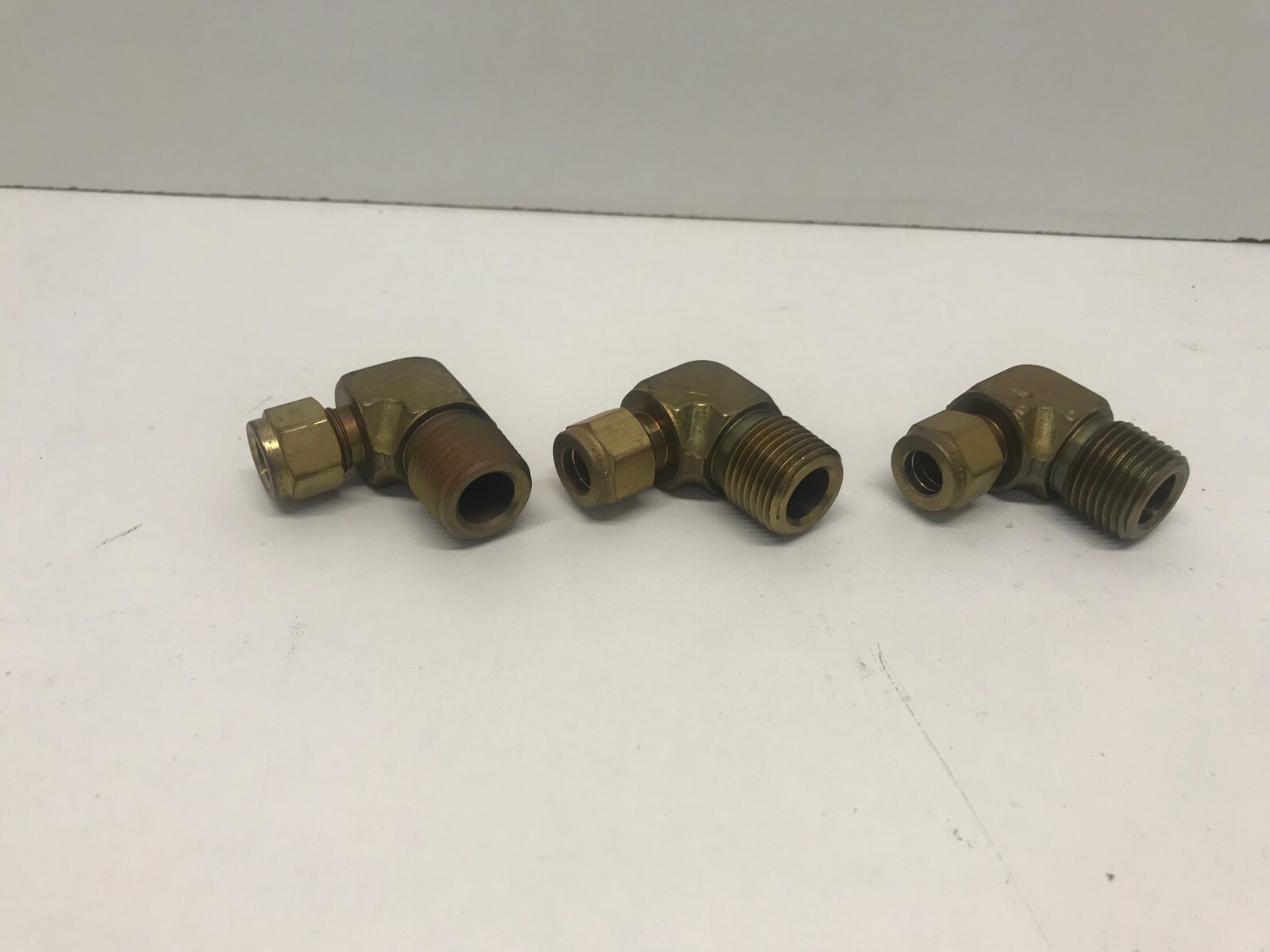 LOT OF (3) NEW! PARKER 3/8″TUBE OD X 1/2″MALE NPT MALE ELBOWS 6MSEL8N-B