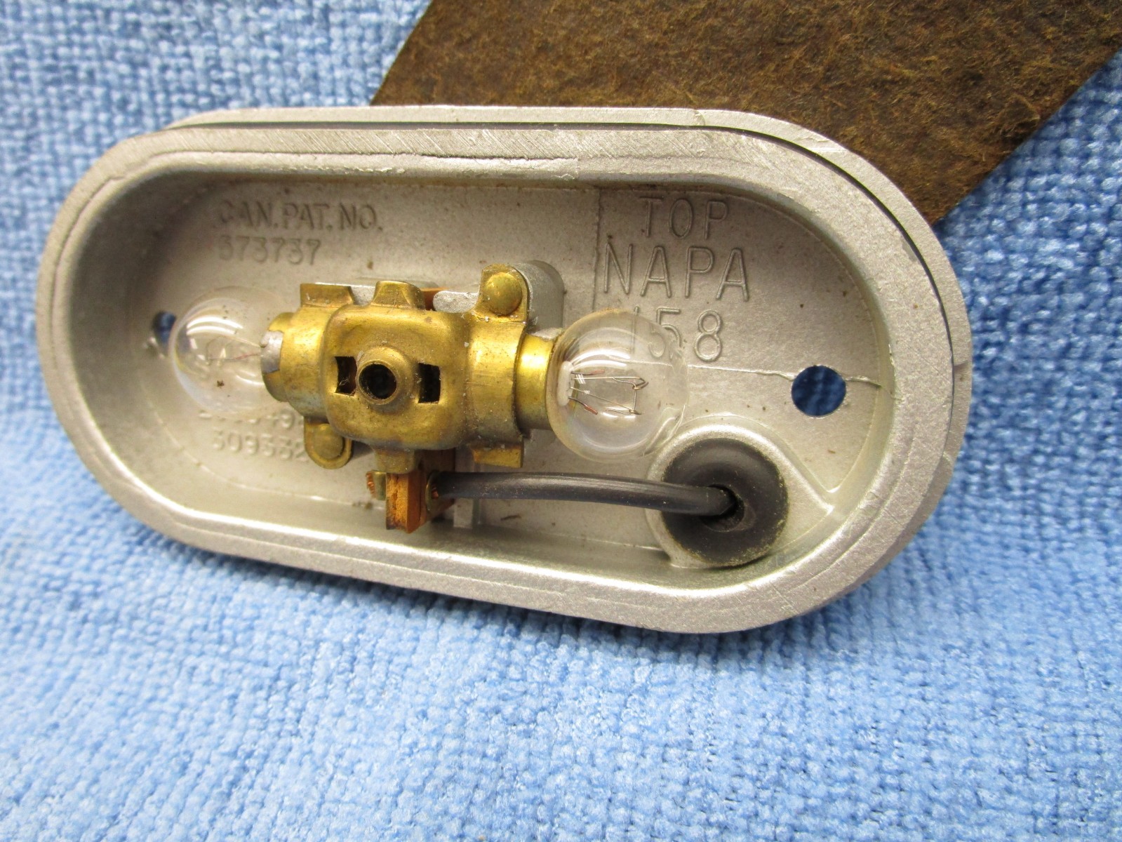 NAPA 158 Metal Lamp Housing 4″x2″ Oval Base