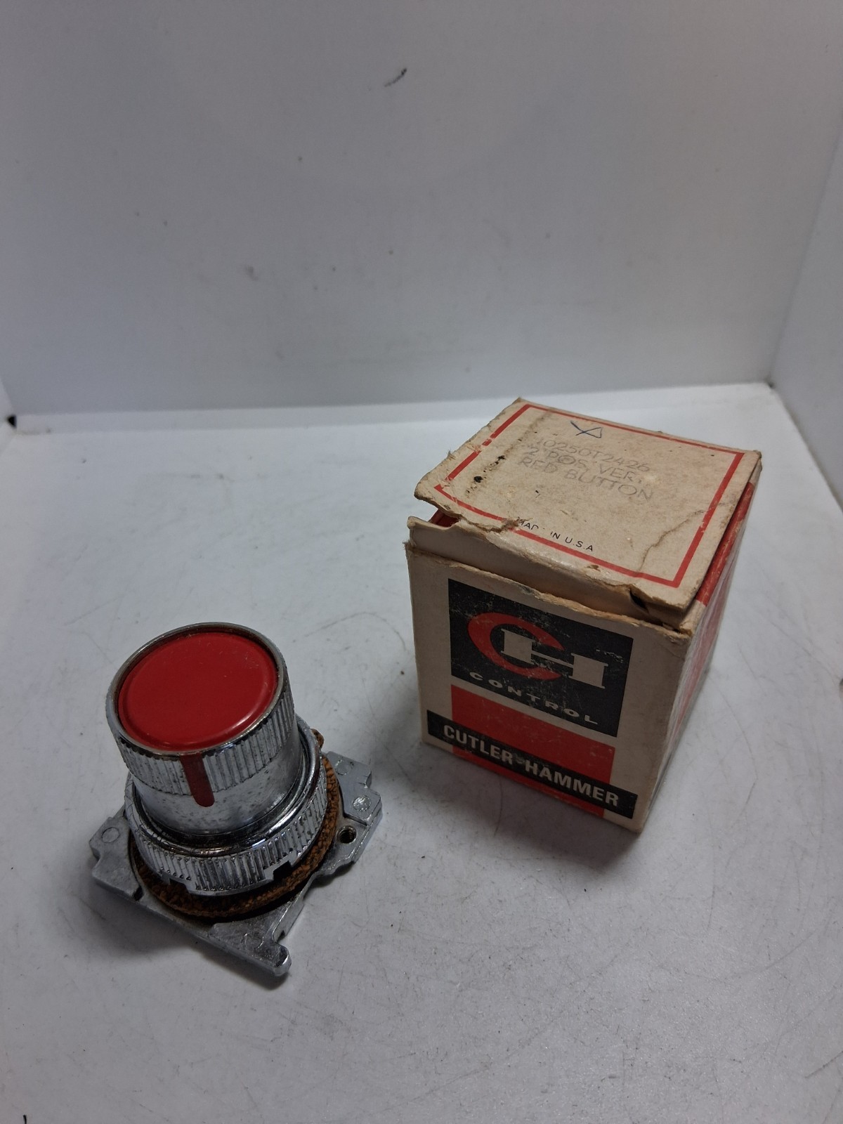 CUTLER HAMMER 10250T2426 PUSHBUTTON OPERATOR 2 POSITION VERT. RED BUTTON NIB