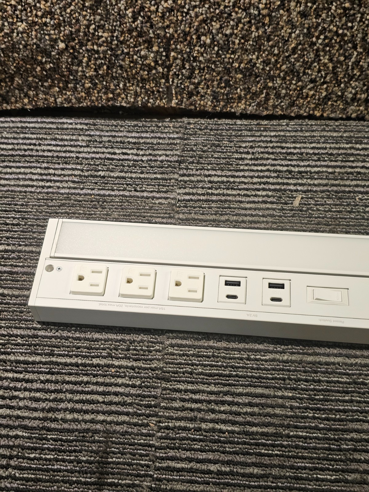 Westgate UCR-24-WHT 12W LED 24″ Undercabinet Light White Finish 3-Outlet 2-USB