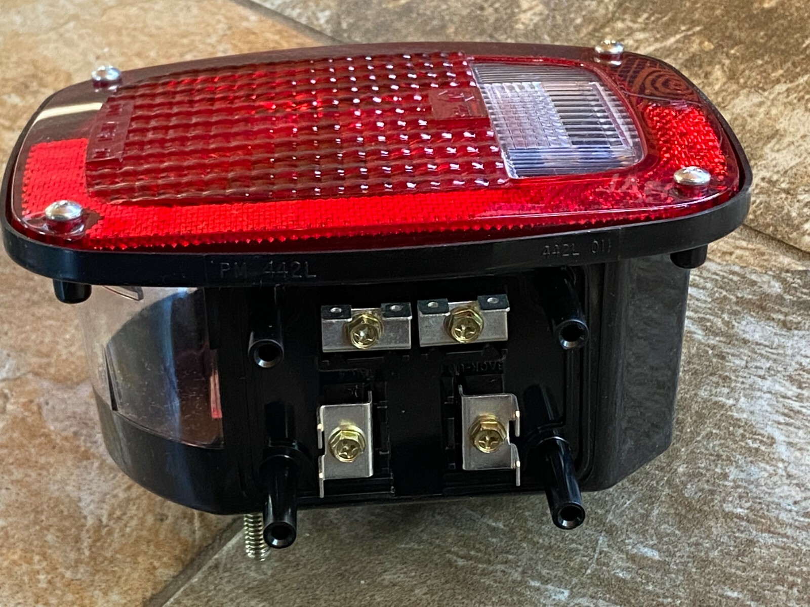 442L PETERSON TAIL LIGHT, S/T/T 3 STUD BOX LAMP, 2 BULBS IN LAMP, NEW