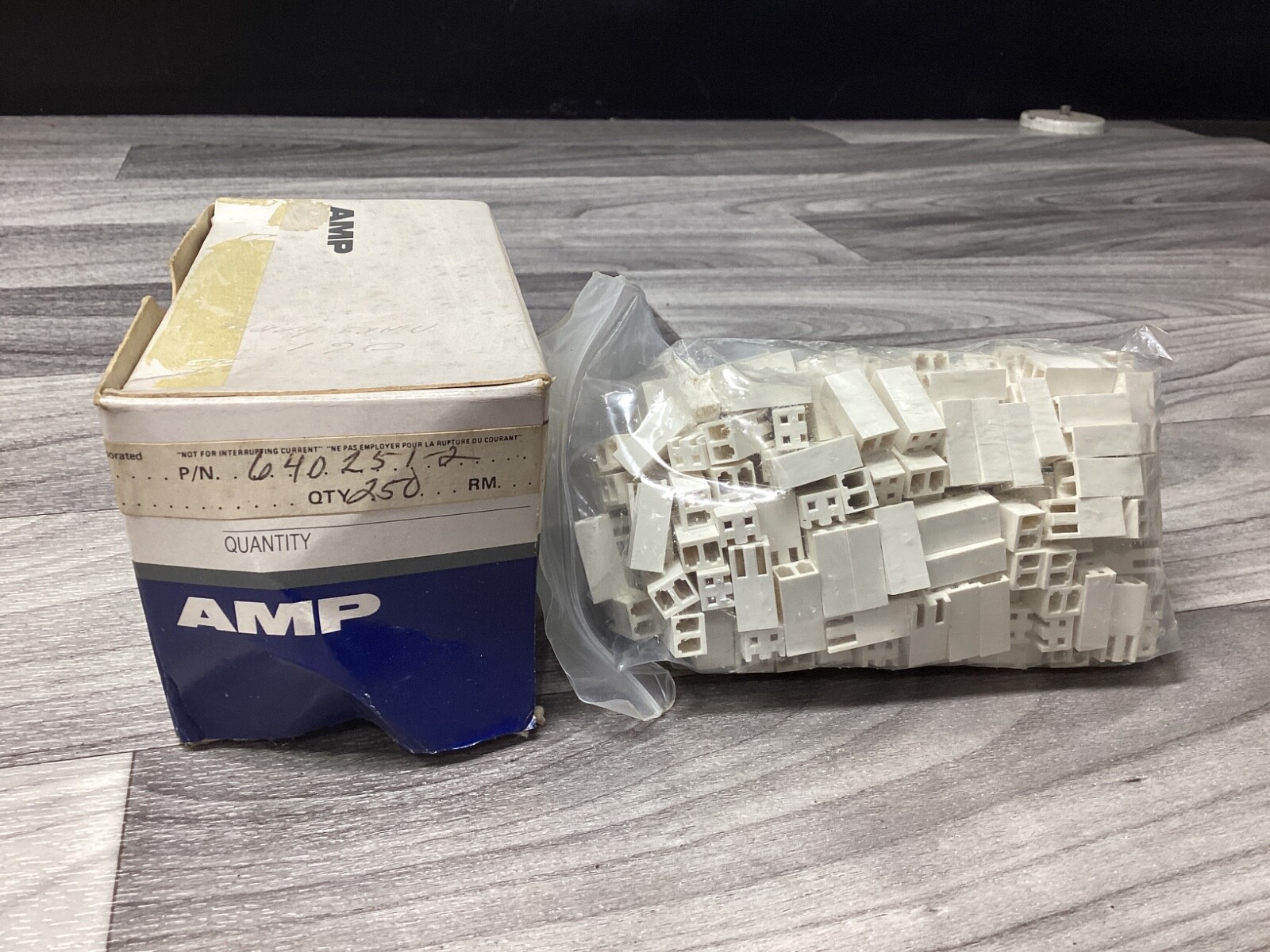 QTY OF 250 Amp 640251-2 CONNECTOR HOUSING 2PIN SPACING #128G157*CO