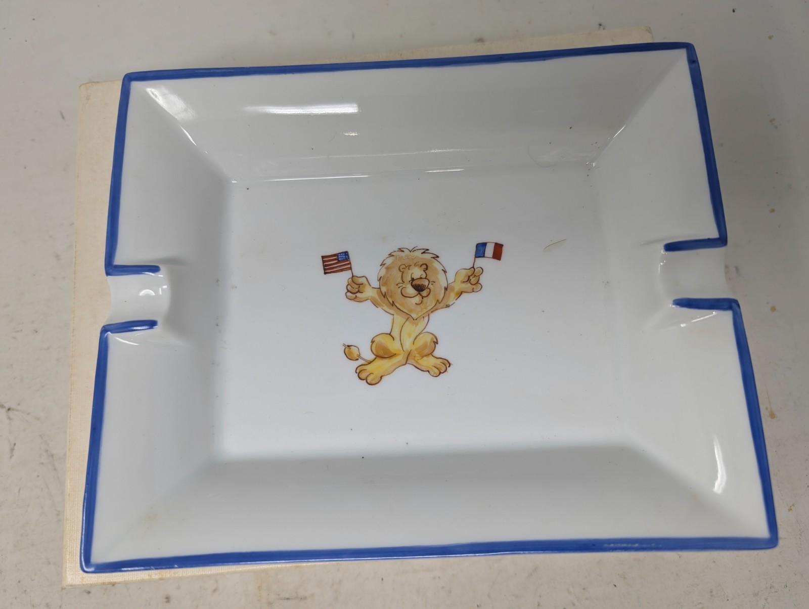 Crédit Lyonnais USA Porcelain Ashtray Lion Flags Design (247)
