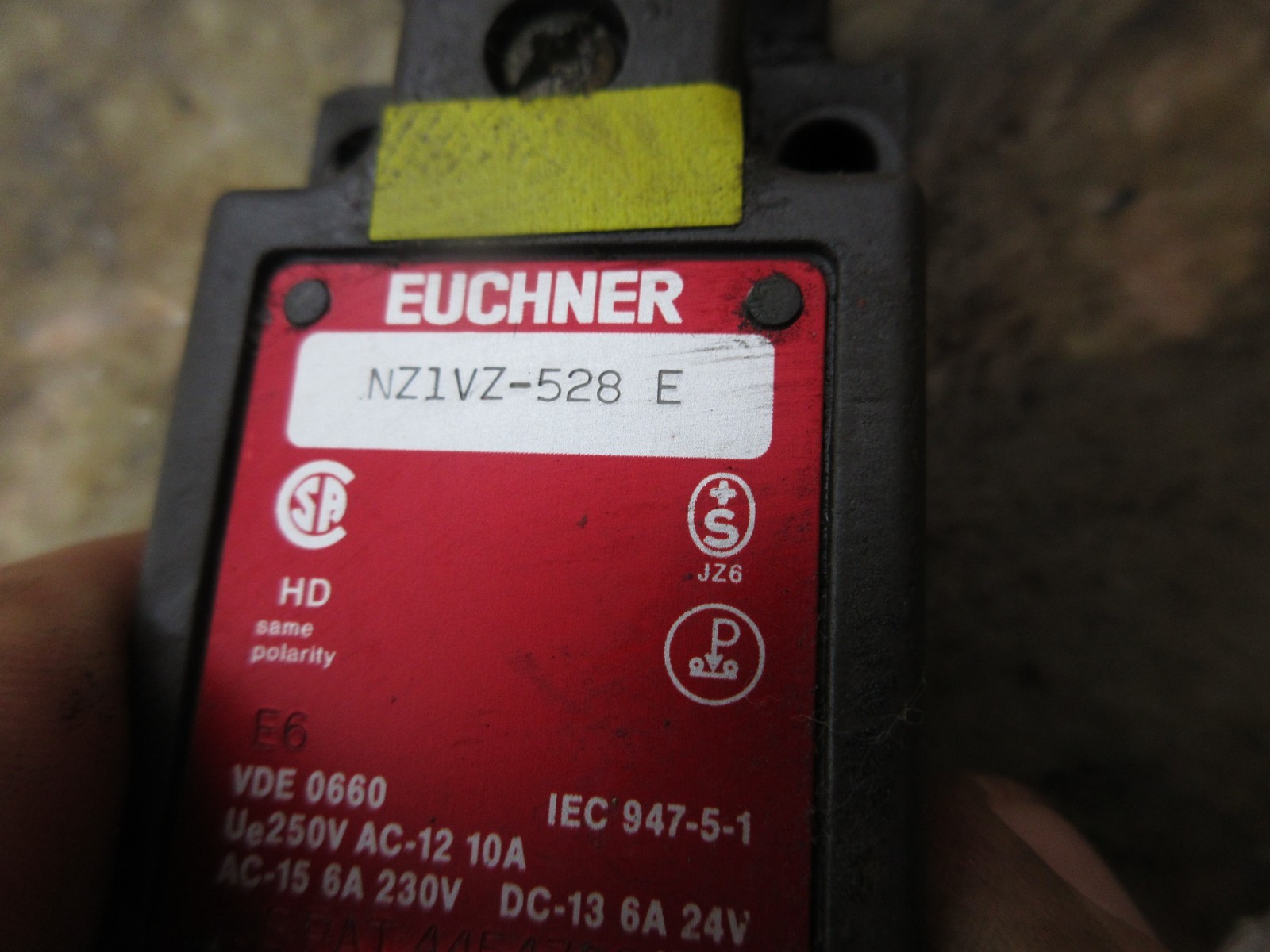 1996 HERMLE UWF 1202S CNC VERTICAL MILL EUCHNER NZ1VZ-528E SAFETY SWITCH
