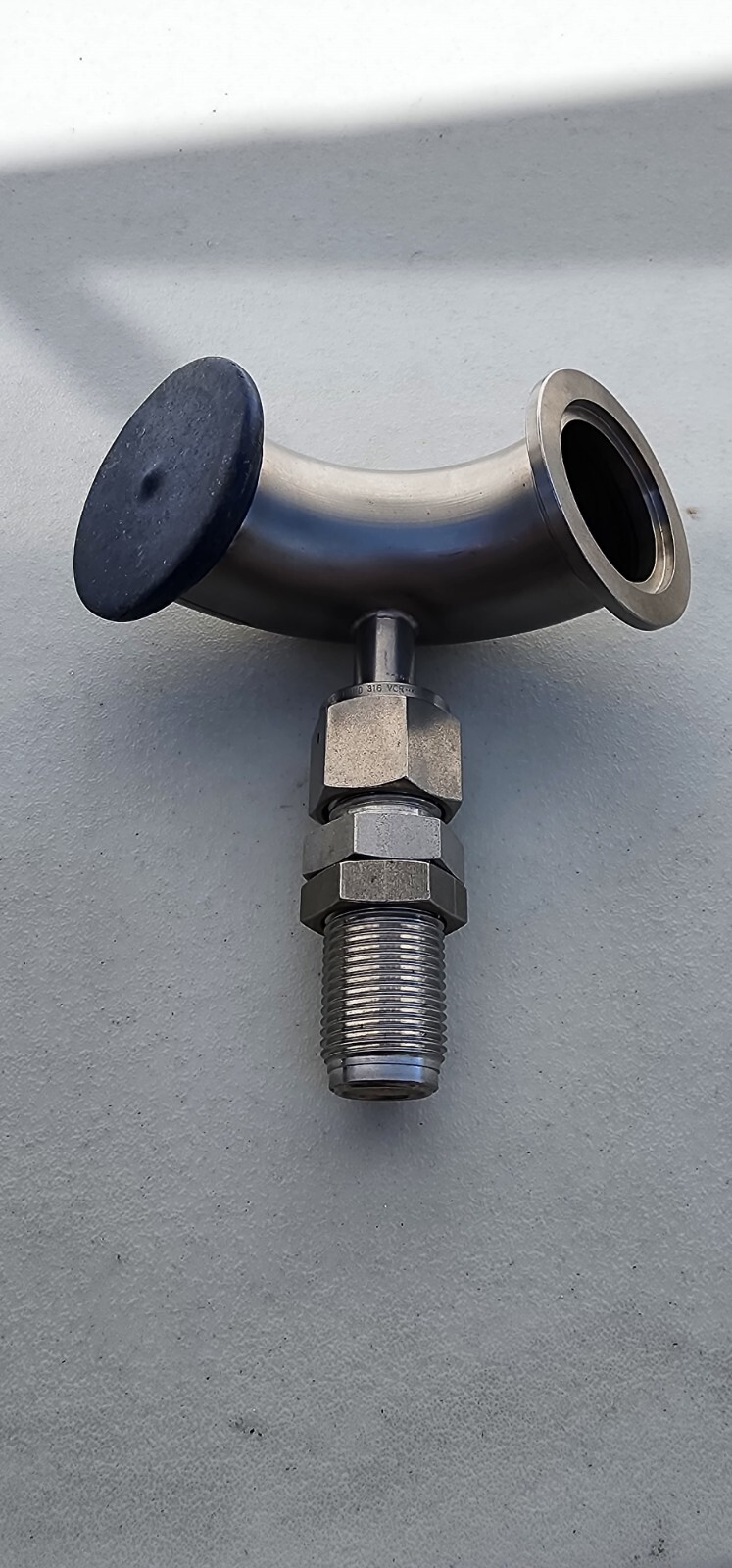 Applied Materials (AMAT) 0226-31944 WELDMENT, ELBOW, KF40, W/ 3/8″ FEMALE VC