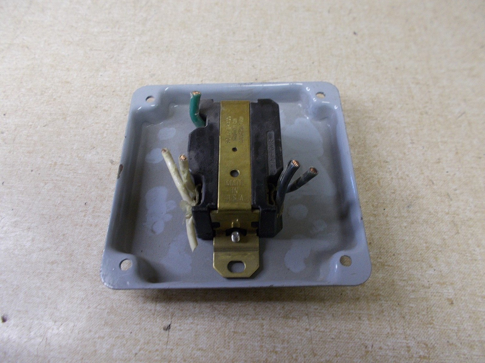 Nema L5-20-R 20A 125V Outlet Receptacle w/ Housing *FREE SHIPPING*