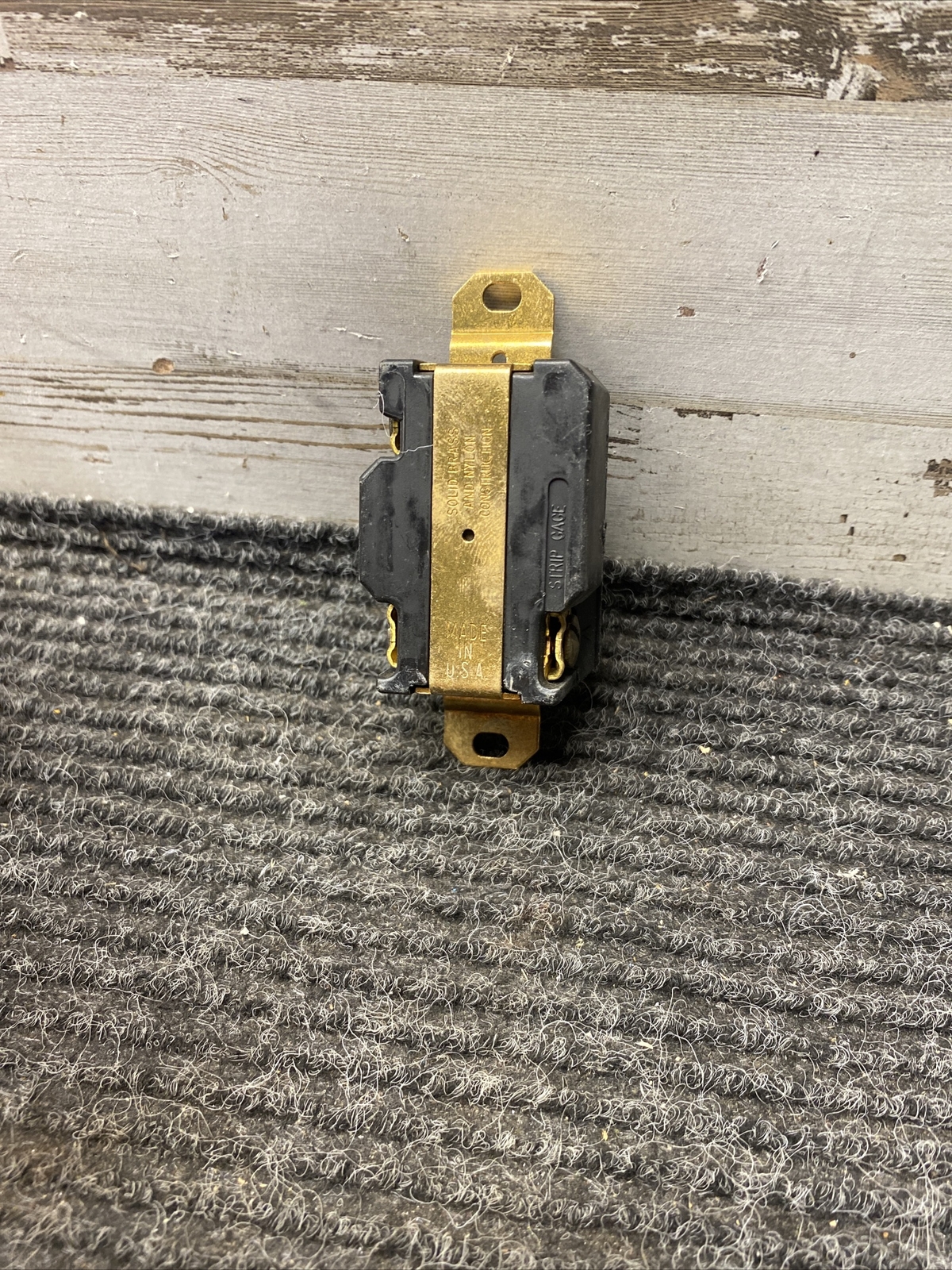 Leviton Nema L5-20-R 20A 125V Twist Lock Receptacle WC596/94-1 *FREE SHIPPING*