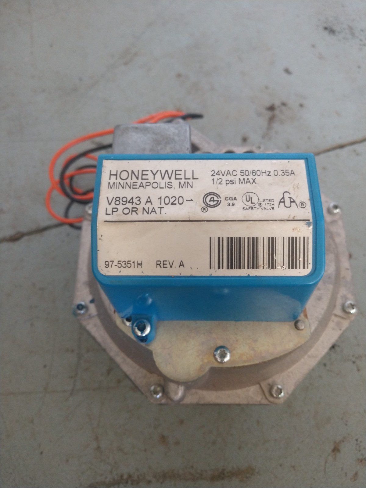 Honeywell V8943A1020 Diaphragm Gas Valve 24 Vac 1-1/4 inch BRAND NEW NOS