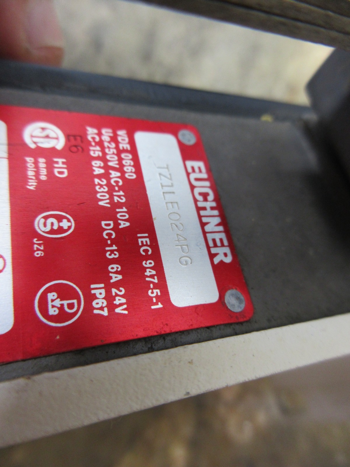 1996 HERMLE UWF 1202S CNC VERTICAL MILL EUCHNER TZ1LE024PG SWITCH
