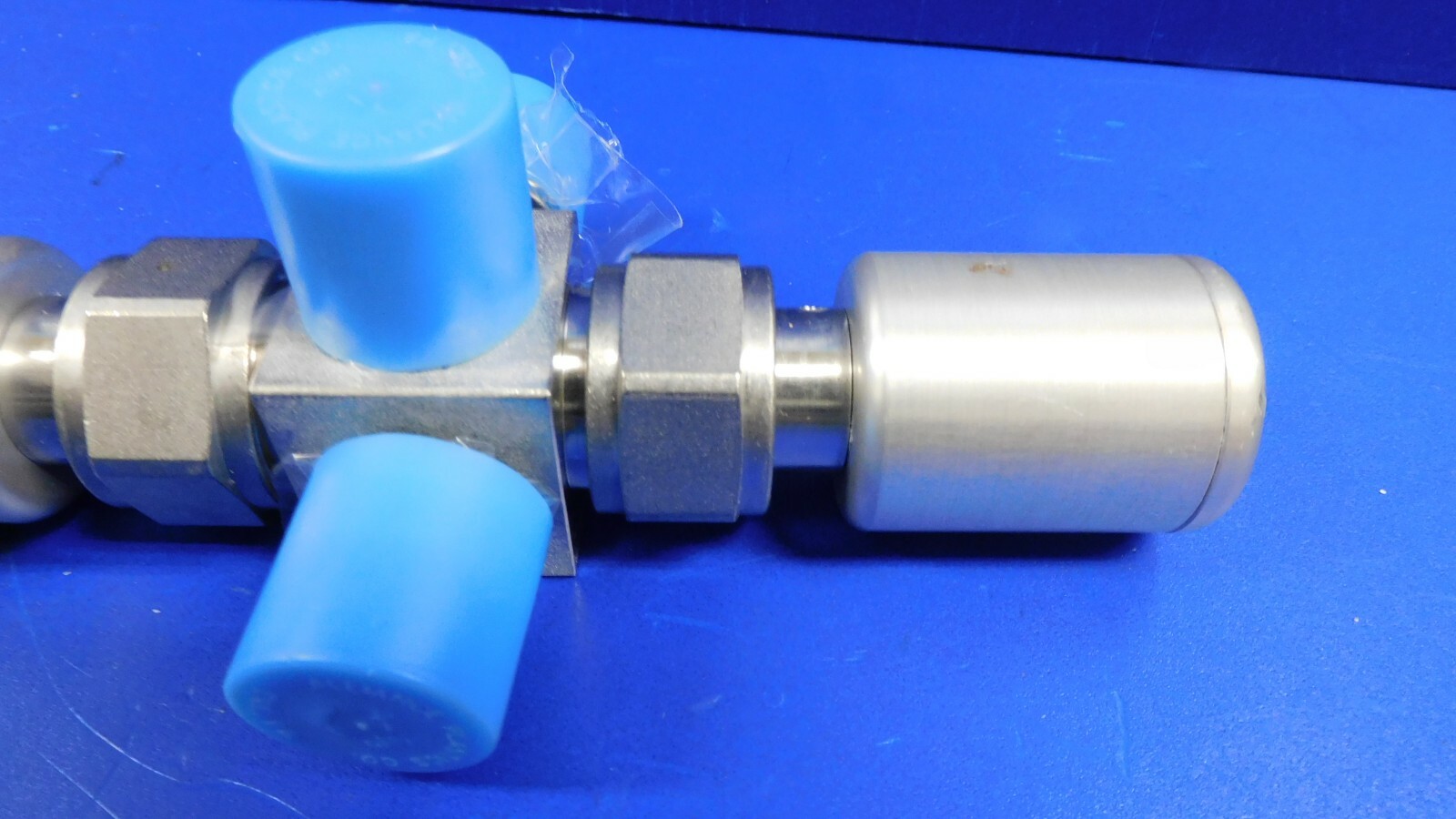 Swagelok 6L-M1D-222P-11 High Purity 2- Bellows Air Vavle 3-port Manifold 1/4″