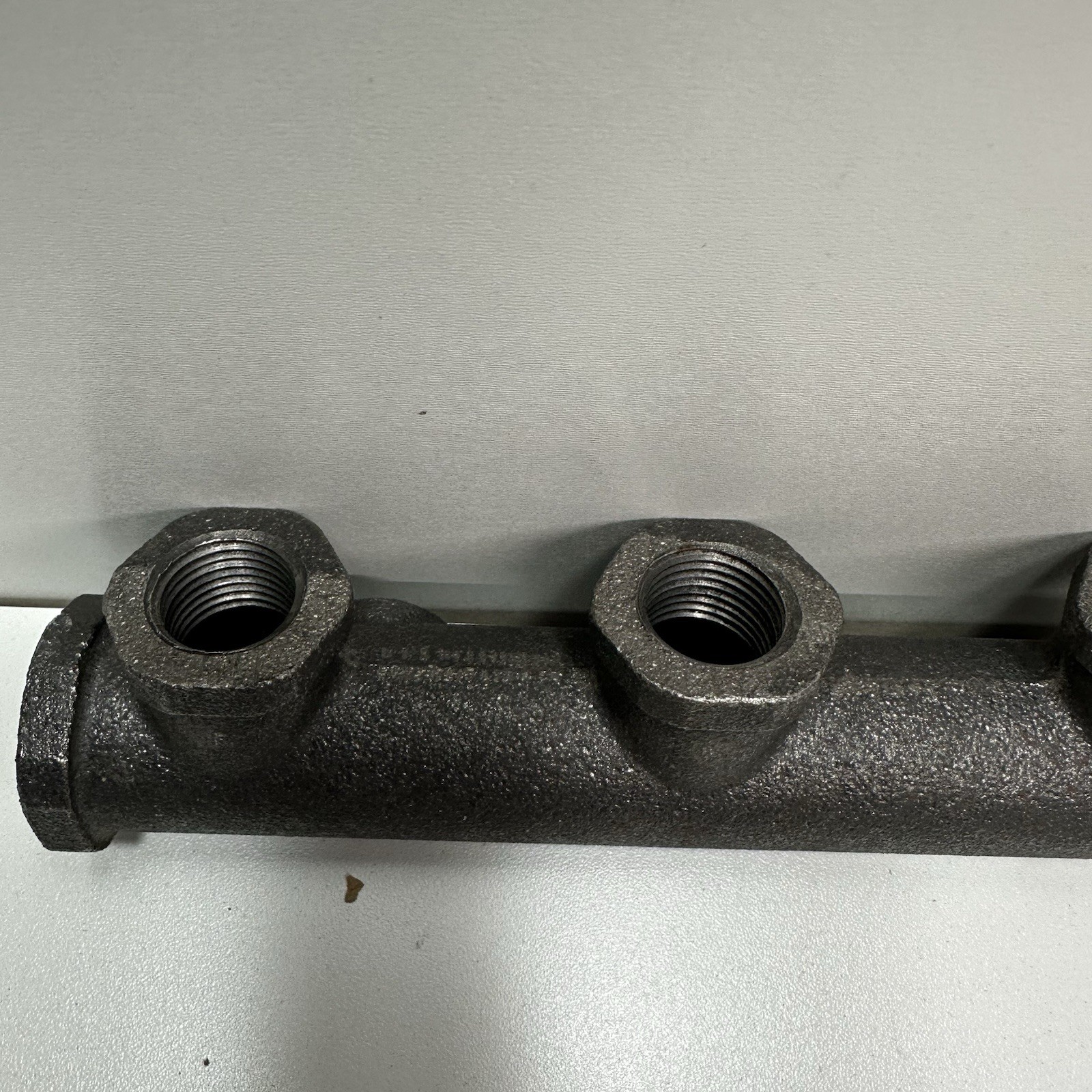 New 2 Gastite 3 Portman 2135 Manifold Cast 3 NPT Port (3/4″ x (3) 1/2″ x 1/2″)