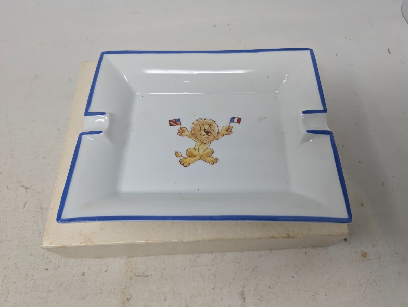 Crédit Lyonnais USA Porcelain Ashtray Lion Flags Design (247)