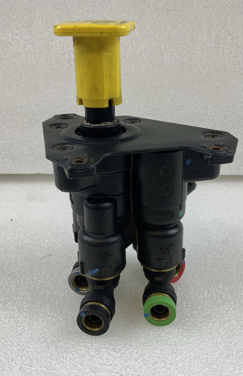 (USED) Genuine Bendix Brake Control Valve P/N: D622735 – NOS