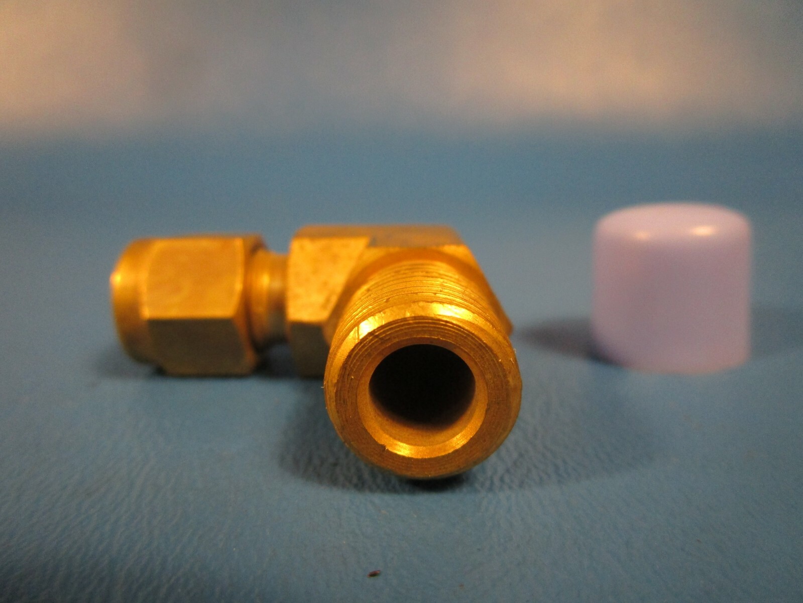 Lot of 4, Brennan NS2501-04-04-B, 90 Degree Elbow 1/4″ x 1/4″ Male Flare Brass