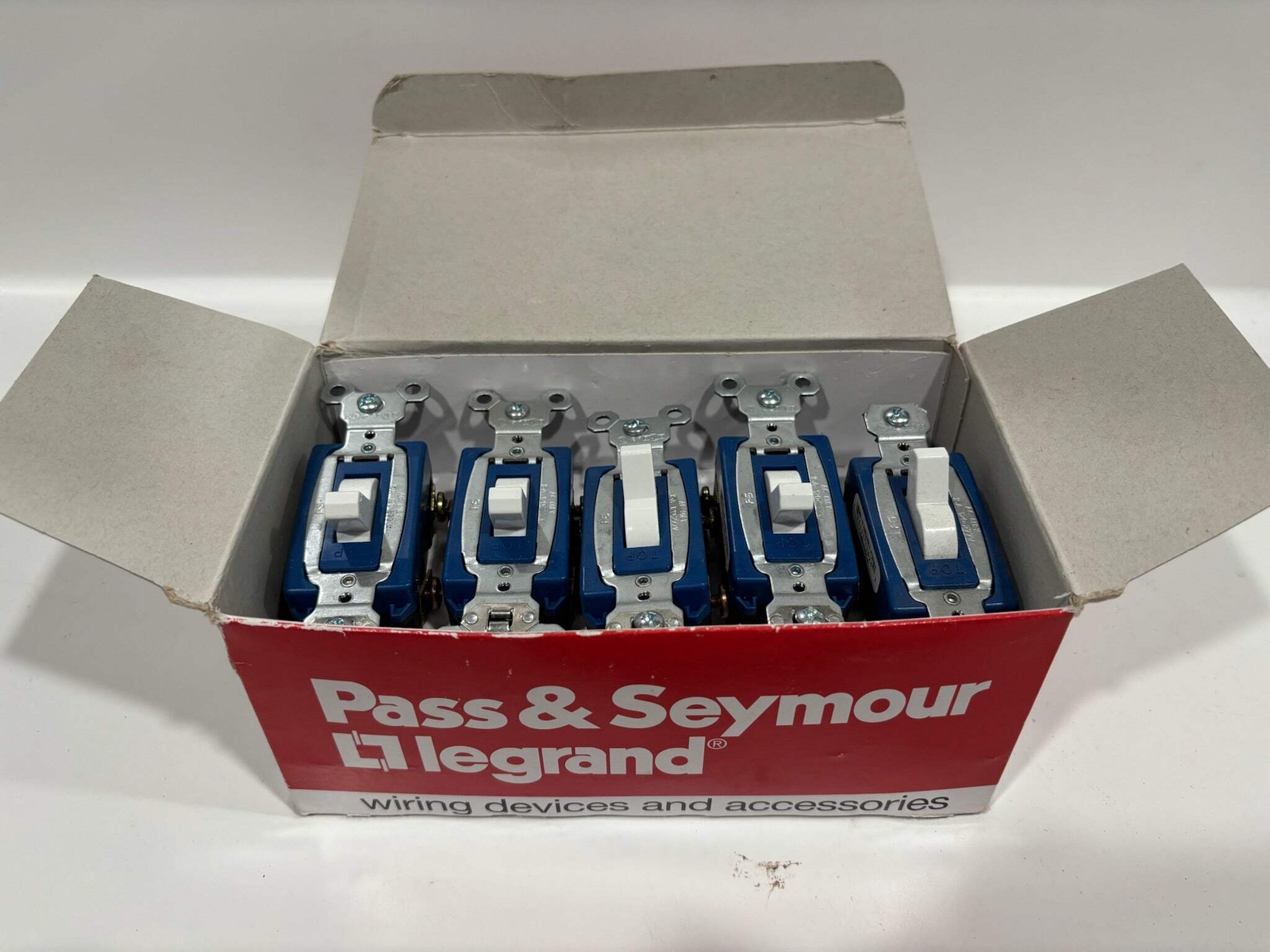 New 10 PC Legrand CSB15AC3-W Specification Grade Switch Hard Use, White