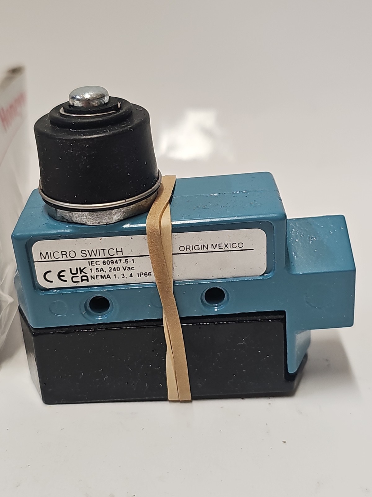 Honeywell MICRO SWITCH BZE6-2RN Limit Switch Roller Lever SPDT NEW Authentic