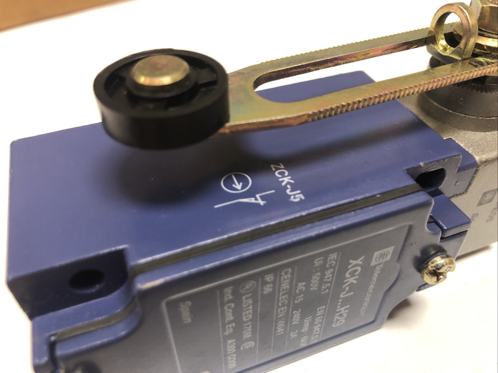 1 New Telemecanique Limit Switch With Arm XCK-J…H29, Ui 500V, AC 15. 240V 3A