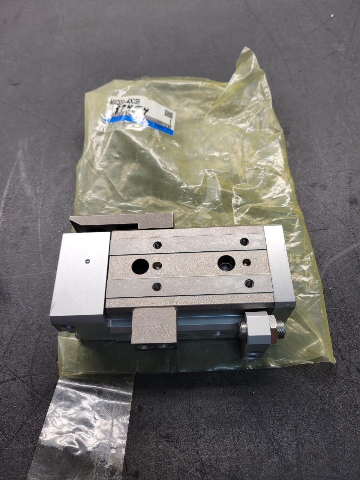 SMC MXQ20-40CSR Cylinder.