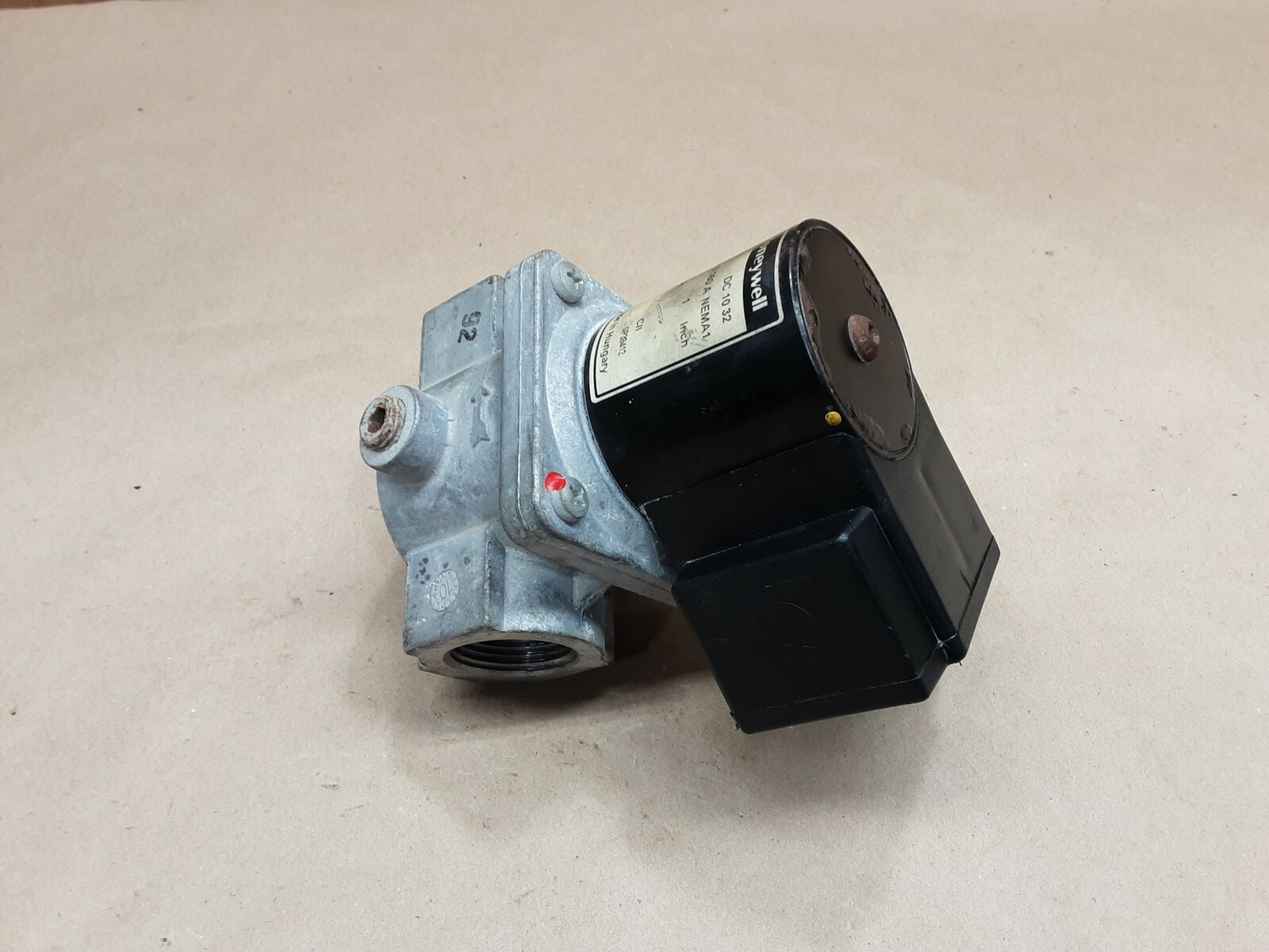 HONEYWELL V4295A1031 110/120 2PSI SOLENOID GAS VALVE #1018D17PR5