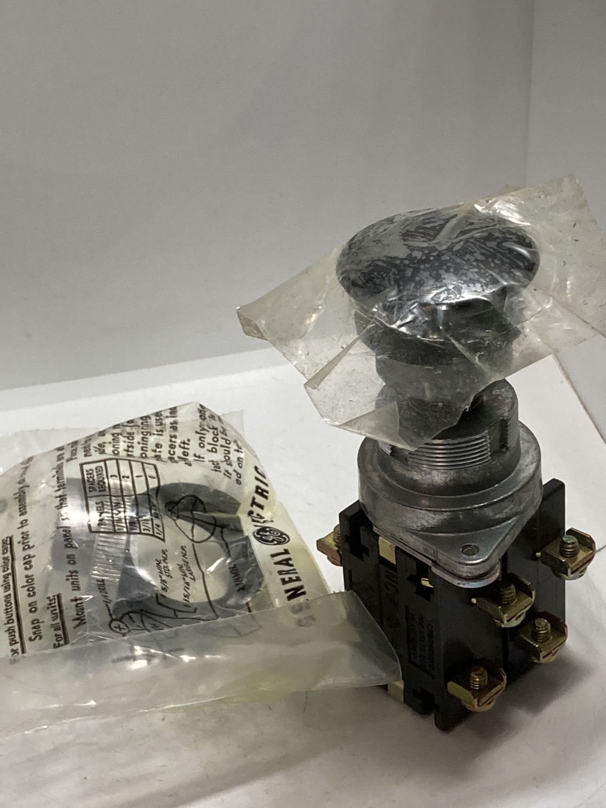 GE CR2940UK203B PUSHBUTTON BLACK 2NO/2NC 600VAC NIB