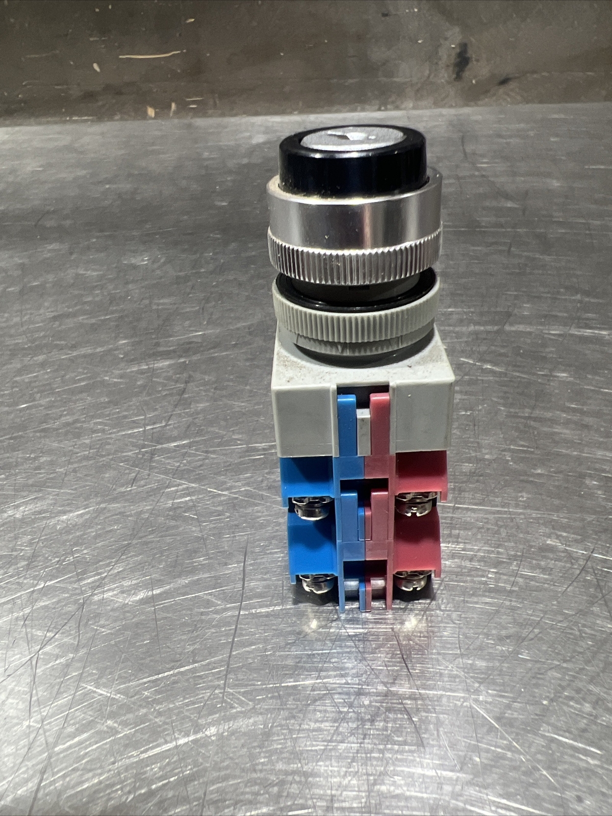 Nos Surplus IZUMI 2-POSITION KEYED SELECTOR SWITCH 41-10569. No Key