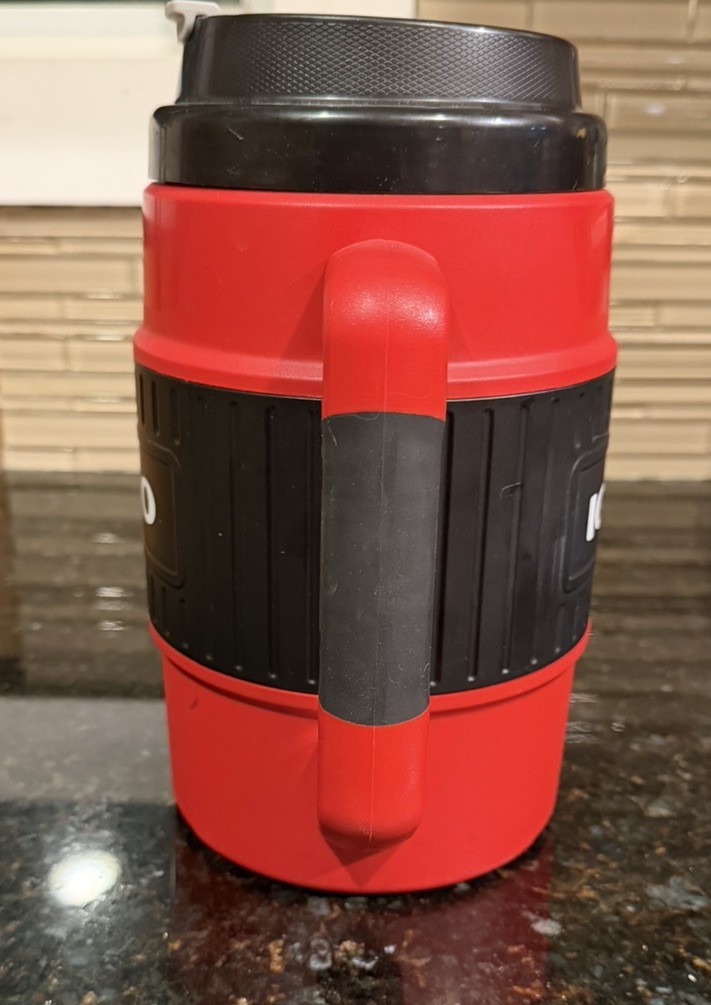 IGLOO Commercial Insulated Mug 1/2 gallon Red and Black Hot Cold. OS-IM532A-4
