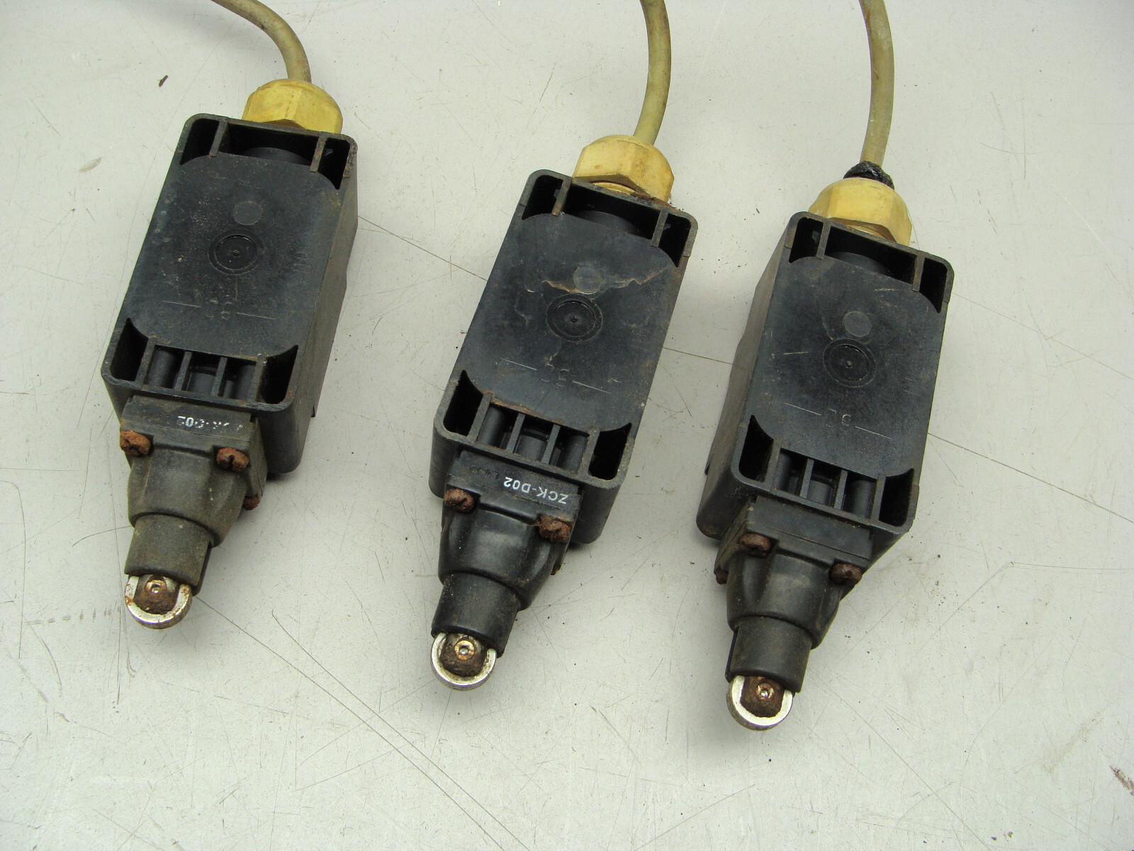 LOT OF 3 TELEMECANIQUE XCK-S LIMIT SWITCHES 240V 3A HEAD PN: ZCK-D02