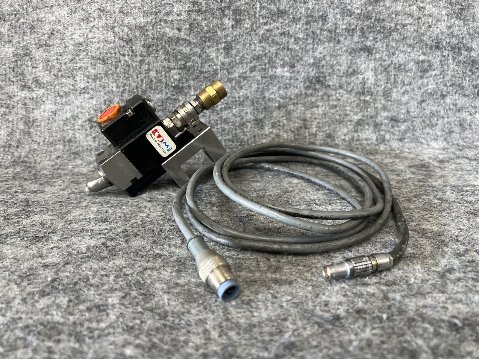VALCO MELTON Hot melt adhesive applicator nozzle module Used